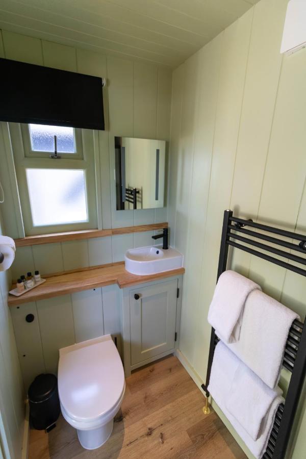The Shire Luxury Converted Horse Lorry With Private Hot Tub Cyfie Farm Llanfyllin Bagian luar foto