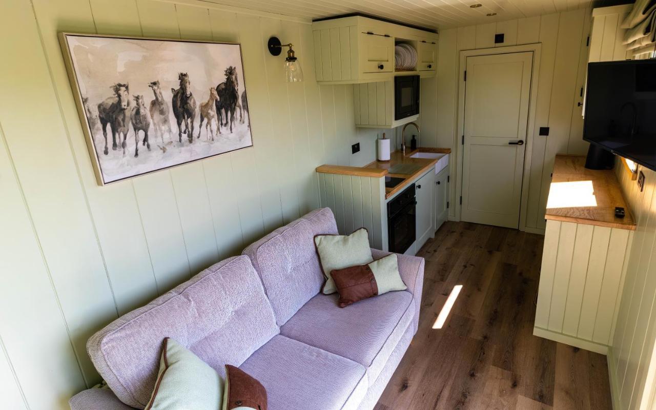 The Shire Luxury Converted Horse Lorry With Private Hot Tub Cyfie Farm Llanfyllin Bagian luar foto